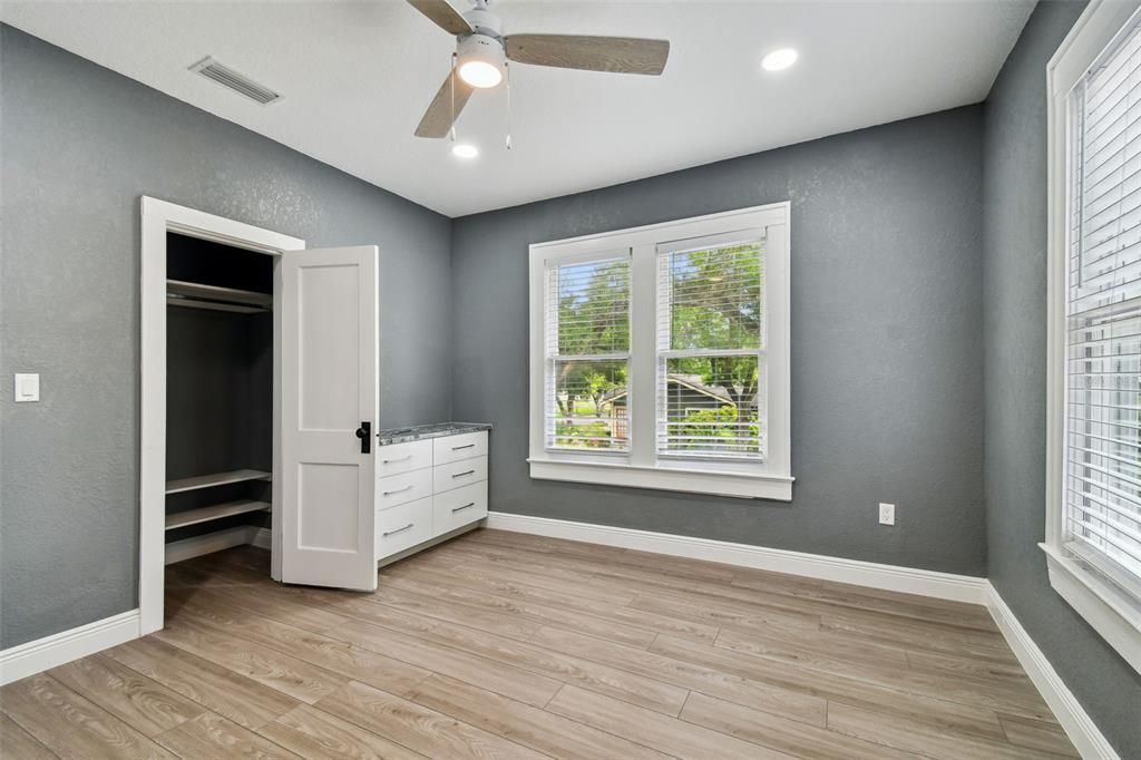 Active With Contract: $2,500 (3 beds, 1 baths, 1368 Square Feet)