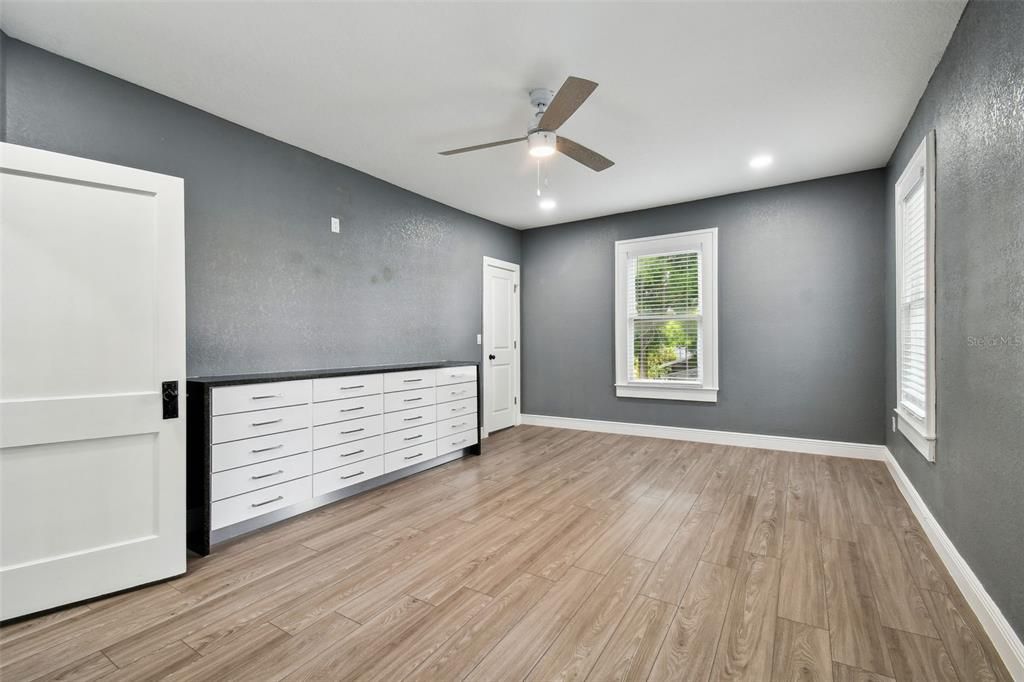 Active With Contract: $2,500 (3 beds, 1 baths, 1368 Square Feet)