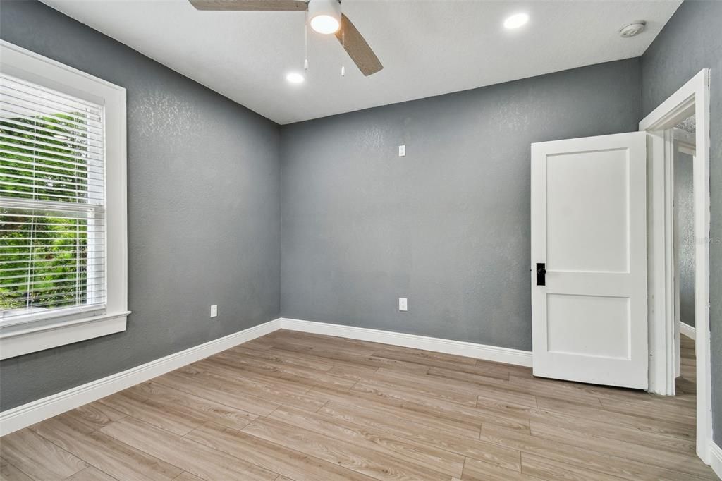 Active With Contract: $2,500 (3 beds, 1 baths, 1368 Square Feet)