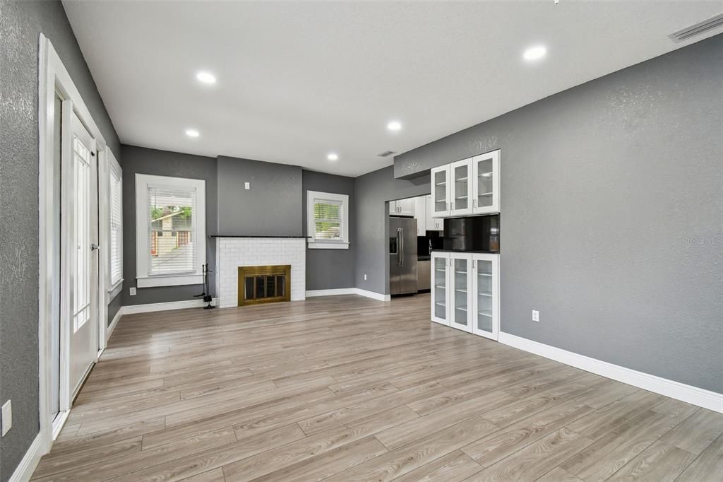 Active With Contract: $2,500 (3 beds, 1 baths, 1368 Square Feet)