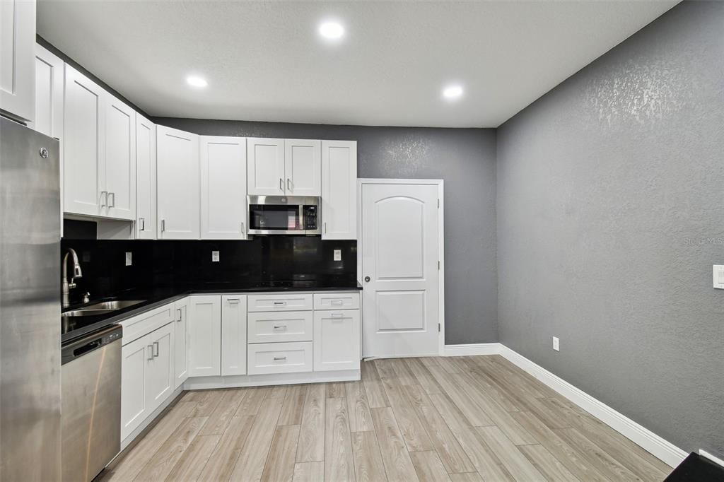 Active With Contract: $2,500 (3 beds, 1 baths, 1368 Square Feet)