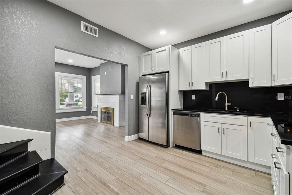 Active With Contract: $2,500 (3 beds, 1 baths, 1368 Square Feet)