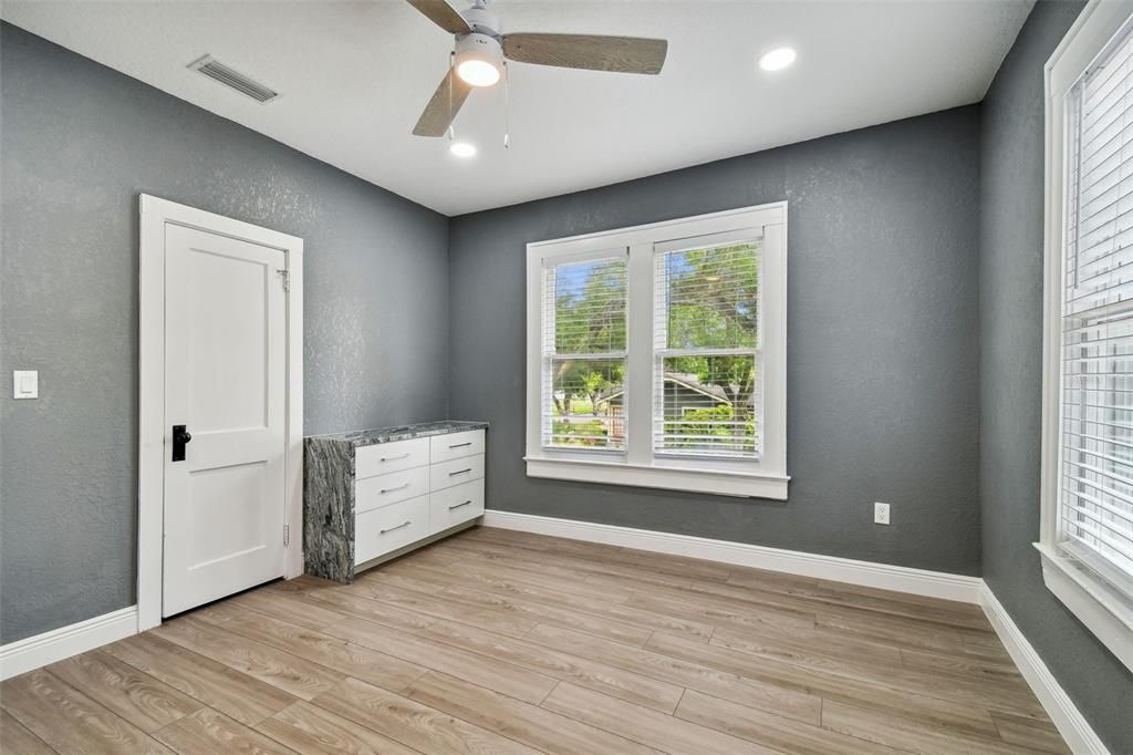 Active With Contract: $2,500 (3 beds, 1 baths, 1368 Square Feet)