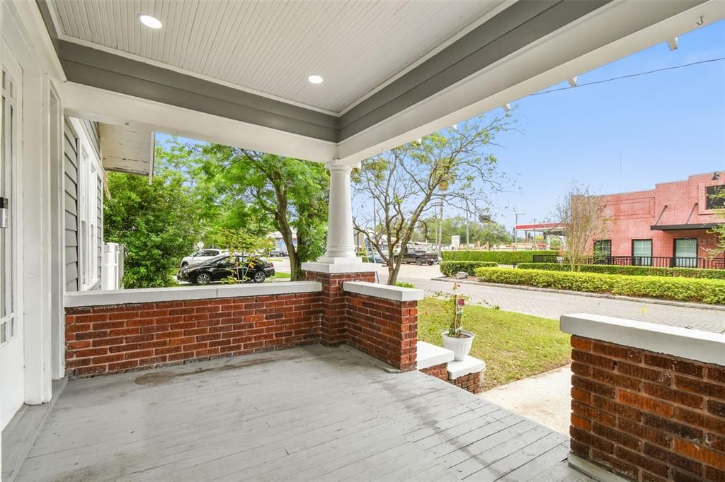 Active With Contract: $2,500 (3 beds, 1 baths, 1368 Square Feet)