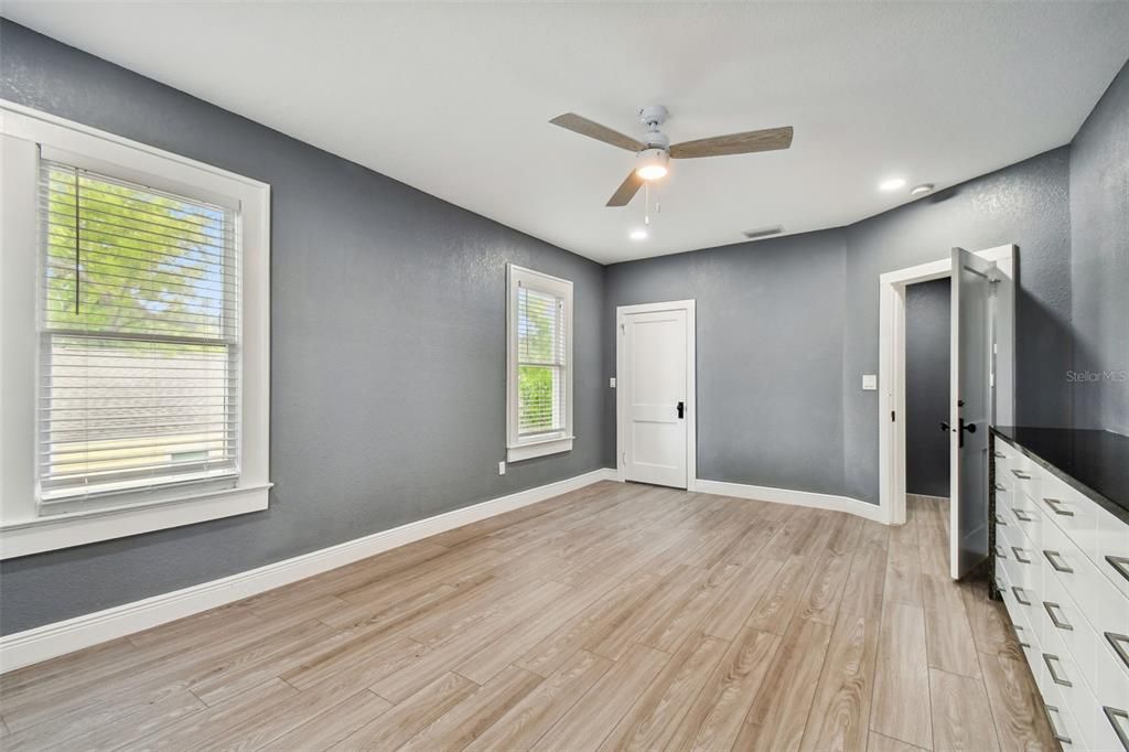 Active With Contract: $2,500 (3 beds, 1 baths, 1368 Square Feet)