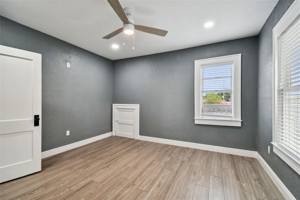 Active With Contract: $2,500 (3 beds, 1 baths, 1368 Square Feet)