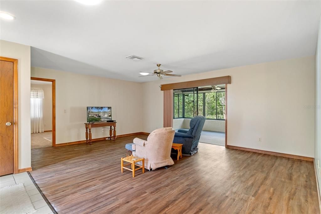 Active With Contract: $1,950 (3 beds, 2 baths, 1800 Square Feet)