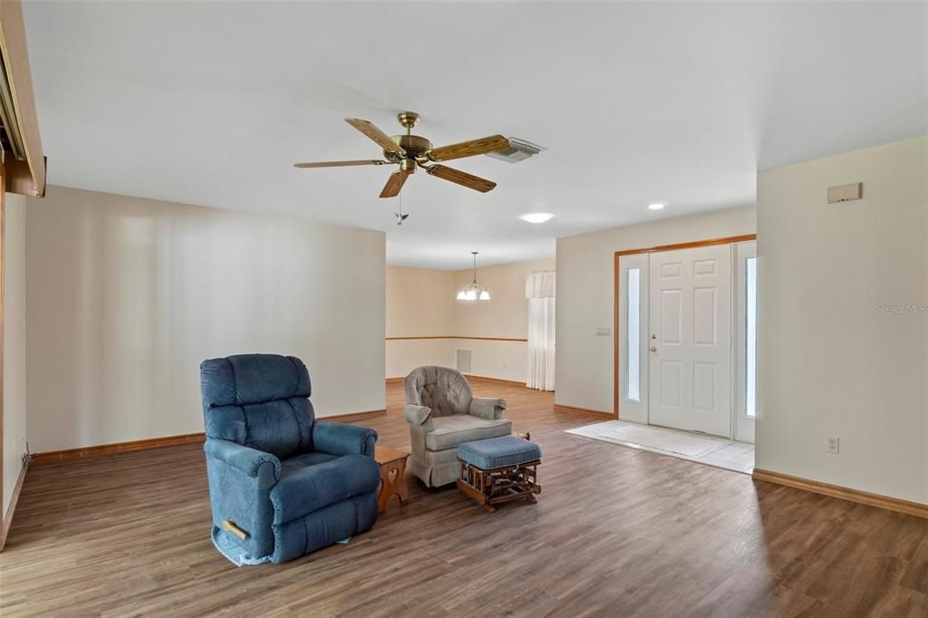 Active With Contract: $1,950 (3 beds, 2 baths, 1800 Square Feet)