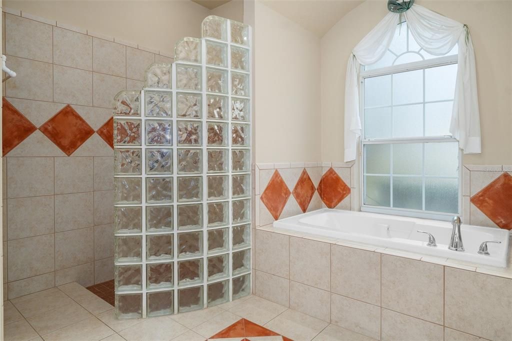 待售: $450,000 (3 贝兹, 2 浴室, 2400 平方英尺)