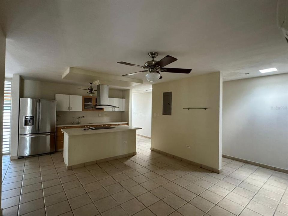 Vendido Recientemente: $445,000 (4 camas, 2 baños, 10 Pies cuadrados)