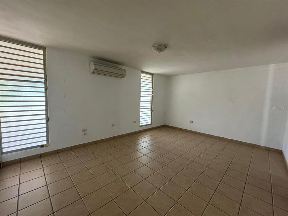 Vendido Recientemente: $445,000 (4 camas, 2 baños, 10 Pies cuadrados)