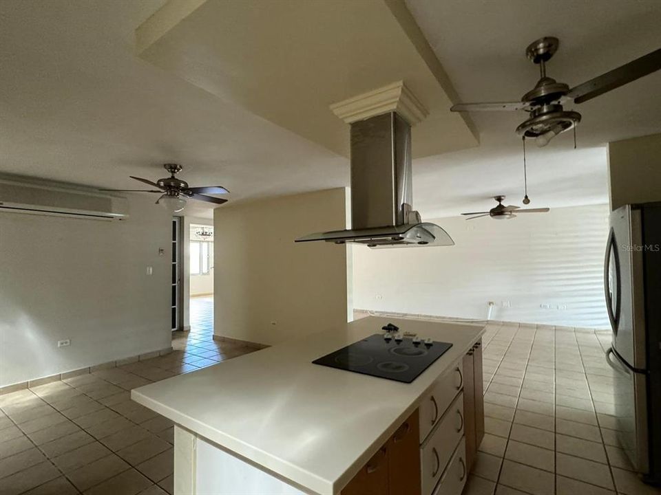 Vendido Recientemente: $445,000 (4 camas, 2 baños, 10 Pies cuadrados)