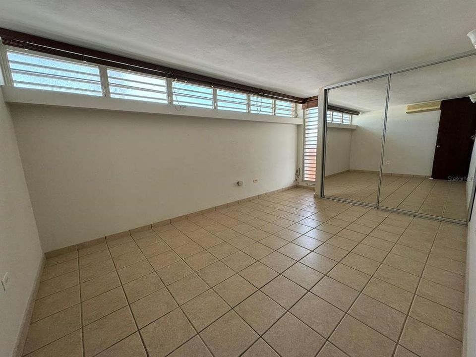 Vendido Recientemente: $445,000 (4 camas, 2 baños, 10 Pies cuadrados)