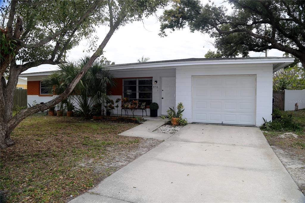 Recently Sold: $450,000 (3 beds, 1 baths, 1026 Square Feet)