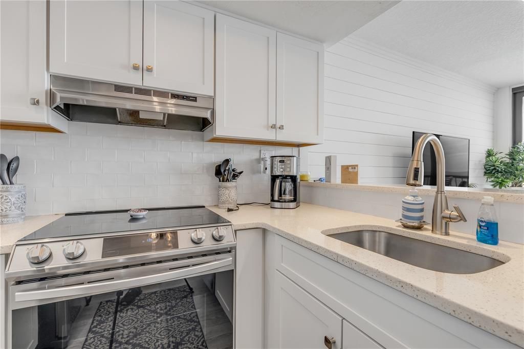 For Sale: $374,000 (1 beds, 1 baths, 775 Square Feet)