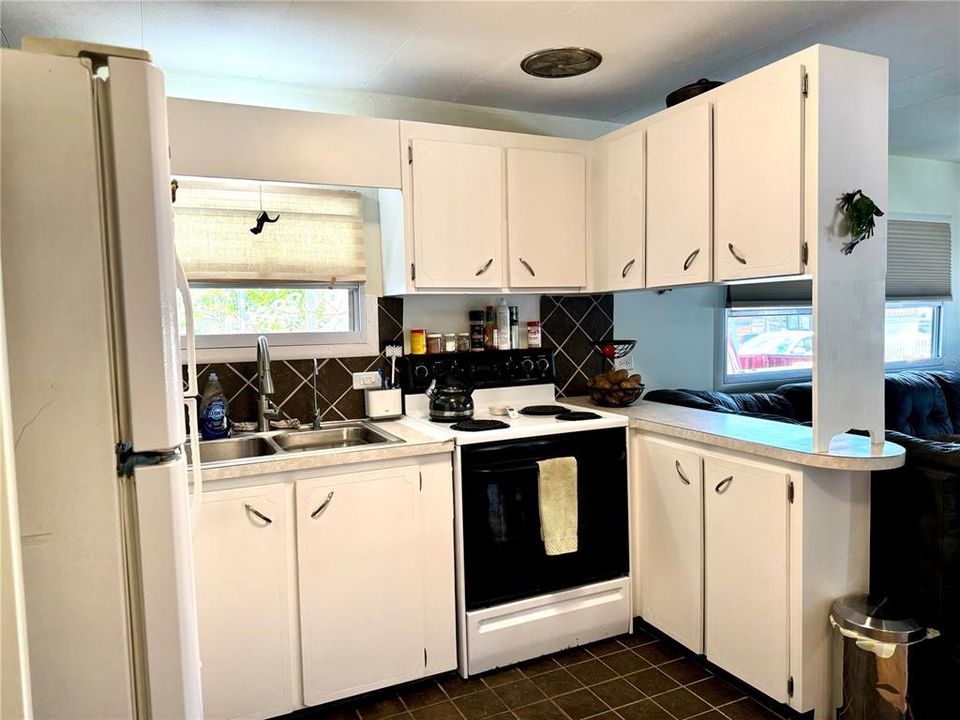 For Sale: $249,900 (2 beds, 1 baths, 912 Square Feet)