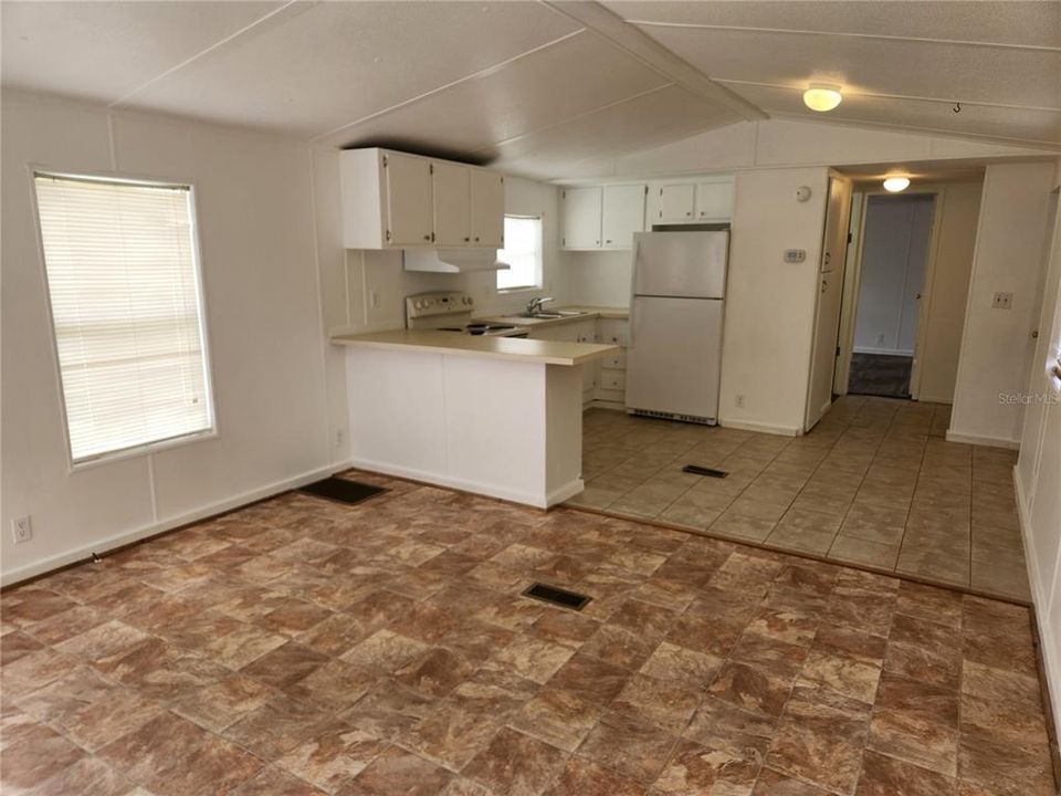 For Sale: $149,900 (2 beds, 1 baths, 728 Square Feet)