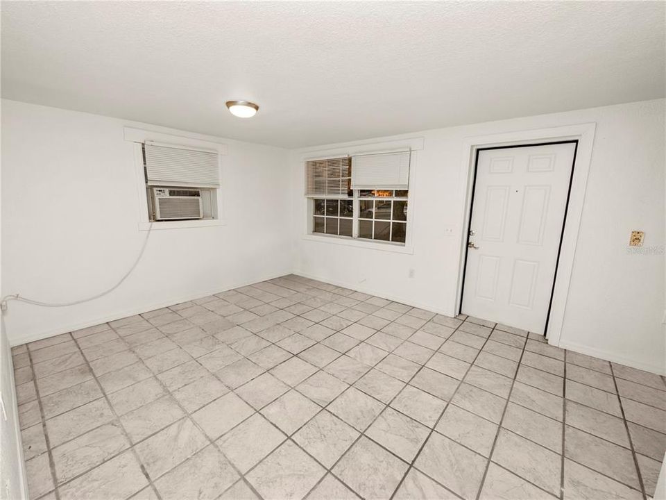 For Sale: $165,000 (3 beds, 1 baths, 912 Square Feet)