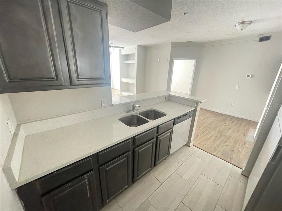 For Sale: $204,000 (1 beds, 1 baths, 721 Square Feet)