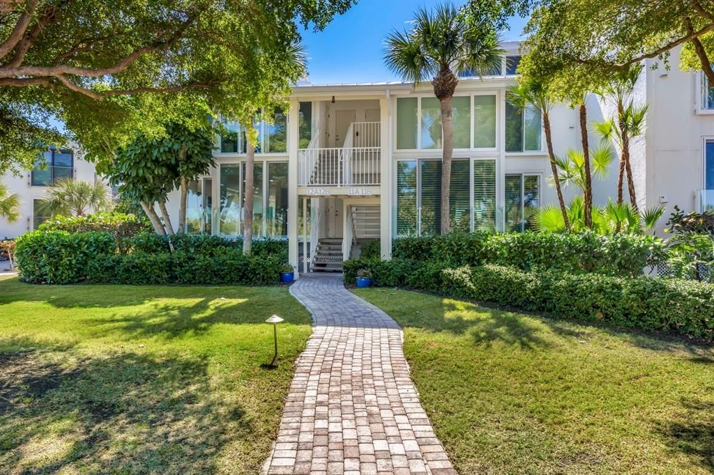 Recently Sold: $1,995,000 (2 beds, 2 baths, 1345 Square Feet)
