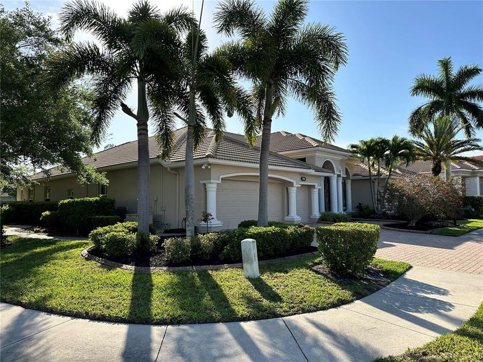 Recently Sold: $979,000 (4 beds, 3 baths, 3611 Square Feet)