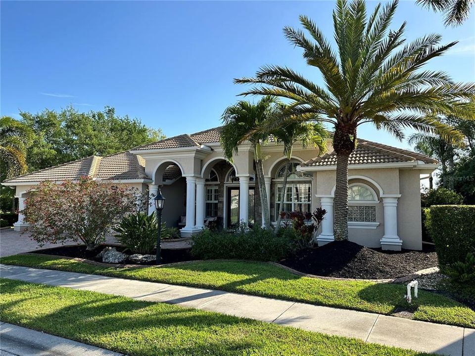 Recently Sold: $979,000 (4 beds, 3 baths, 3611 Square Feet)