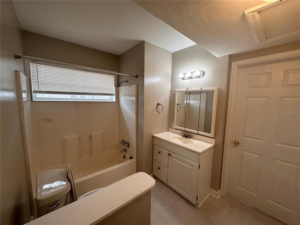 Active With Contract: $2,195 (3 beds, 1 baths, 1007 Square Feet)