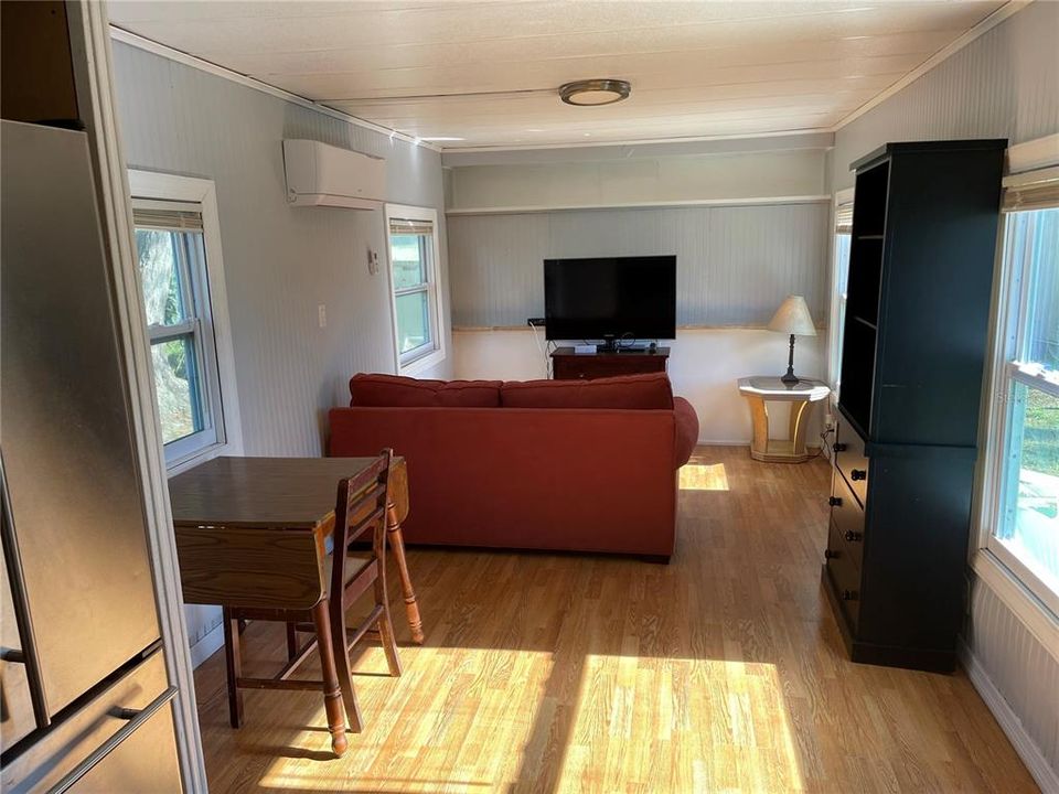 For Rent: $1,300 (1 beds, 1 baths, 750 Square Feet)