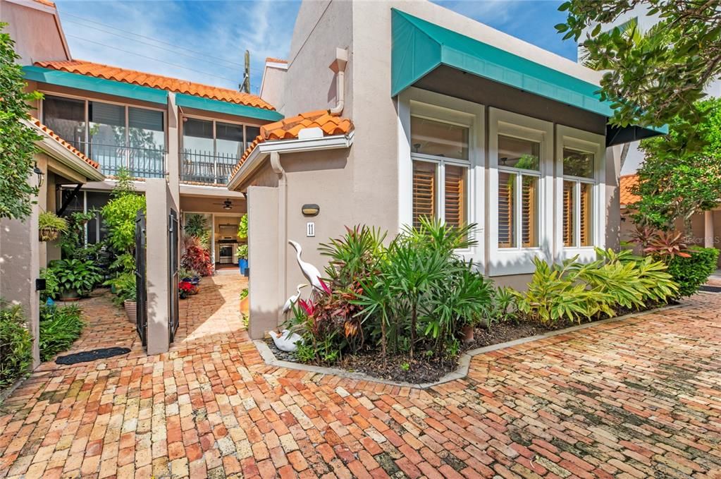 Recently Sold: $945,000 (2 beds, 2 baths, 1554 Square Feet)