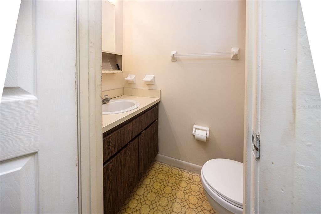 Active With Contract: $135,000 (2 beds, 1 baths, 1001 Square Feet)