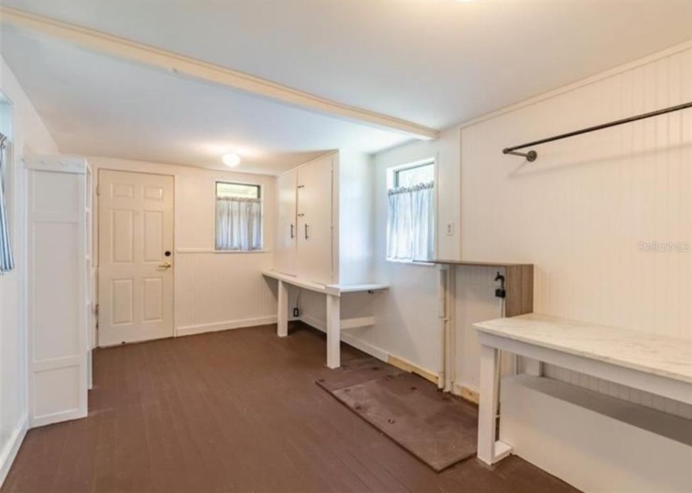 For Sale: $225,000 (2 beds, 1 baths, 912 Square Feet)