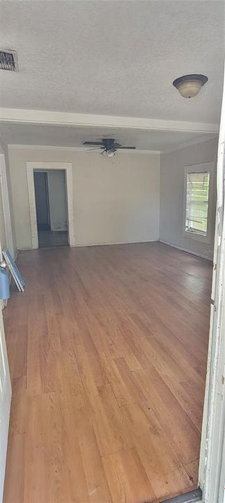 Active With Contract: $199,000 (3 beds, 1 baths, 930 Square Feet)