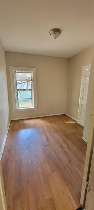 Active With Contract: $199,000 (3 beds, 1 baths, 930 Square Feet)