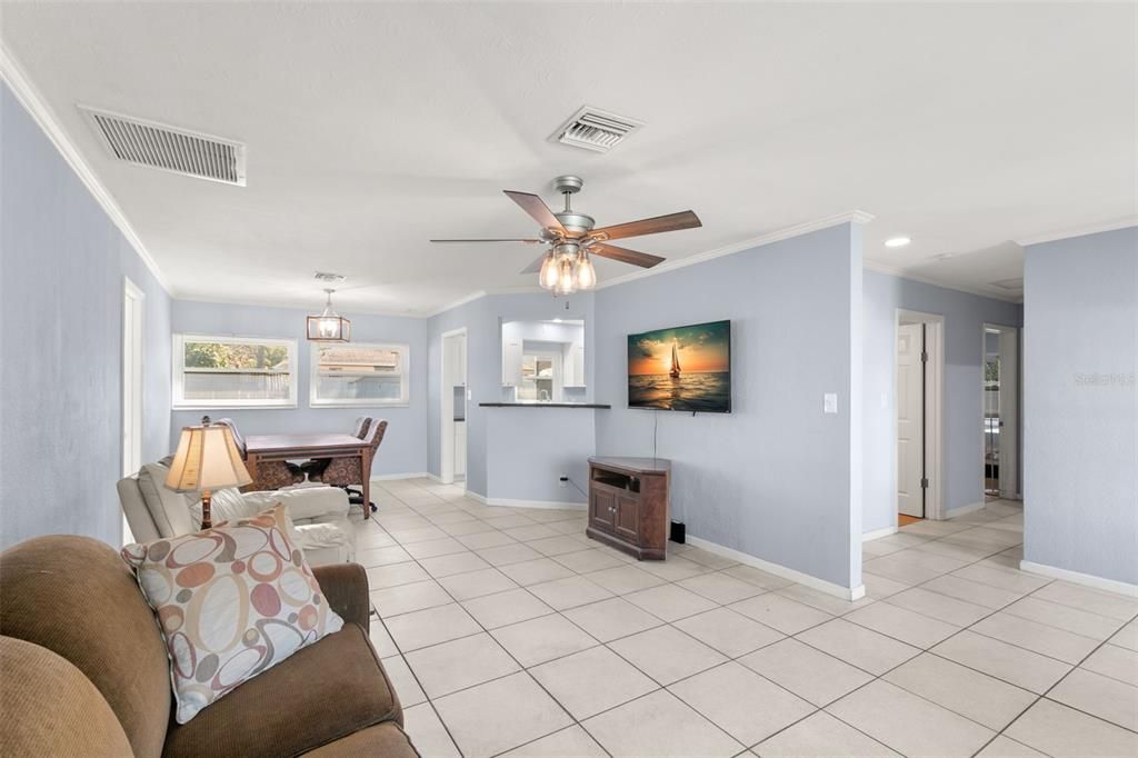 Active With Contract: $350,000 (3 beds, 2 baths, 1292 Square Feet)
