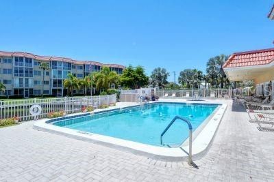 Recently Sold: $569,000 (2 beds, 2 baths, 991 Square Feet)