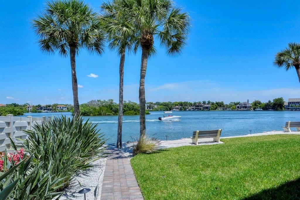 Recently Sold: $569,000 (2 beds, 2 baths, 991 Square Feet)