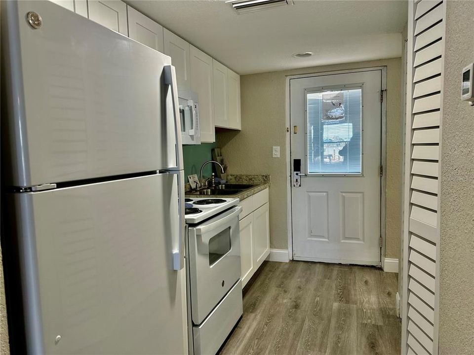 For Sale: $239,900 (1 beds, 1 baths, 476 Square Feet)