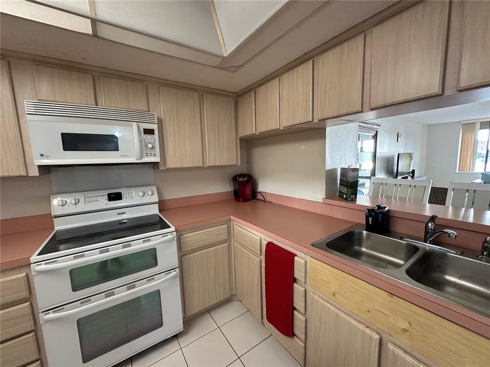 Activo con contrato: $4,000 (2 camas, 2 baños, 1980 Pies cuadrados)