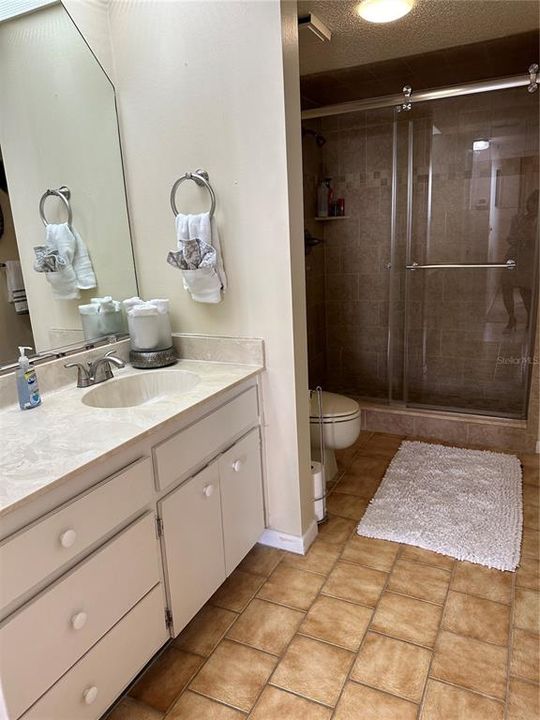 Activo con contrato: $4,000 (2 camas, 2 baños, 1980 Pies cuadrados)