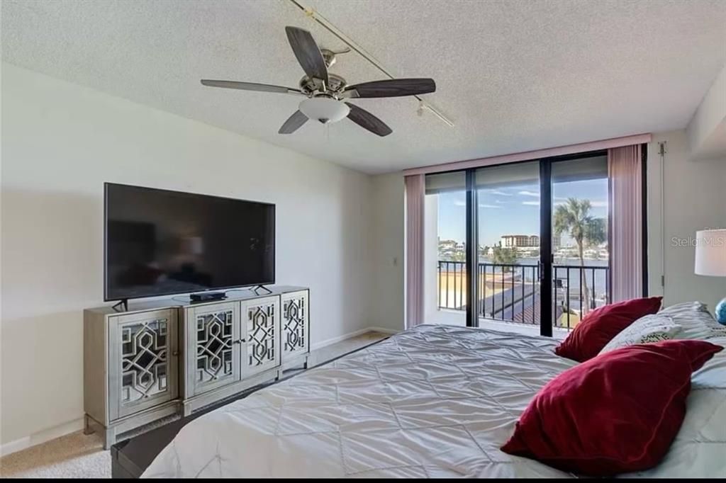 Activo con contrato: $4,000 (2 camas, 2 baños, 1980 Pies cuadrados)