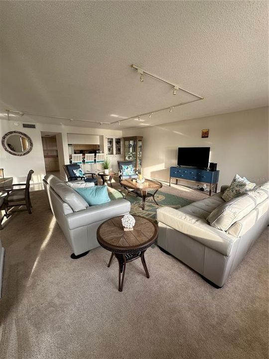 Activo con contrato: $4,000 (2 camas, 2 baños, 1980 Pies cuadrados)