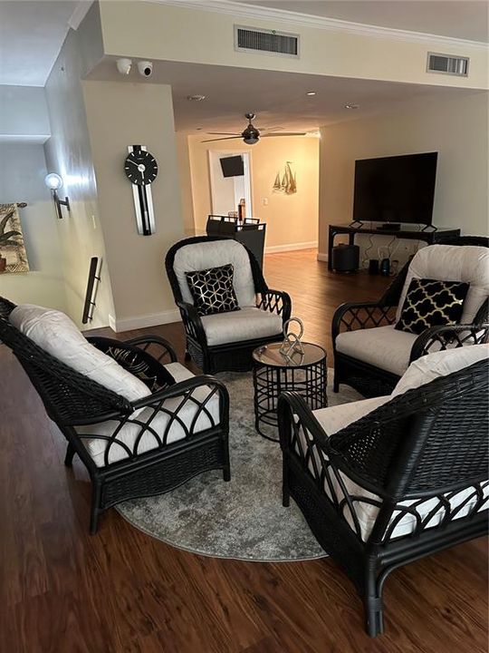 Activo con contrato: $4,000 (2 camas, 2 baños, 1980 Pies cuadrados)