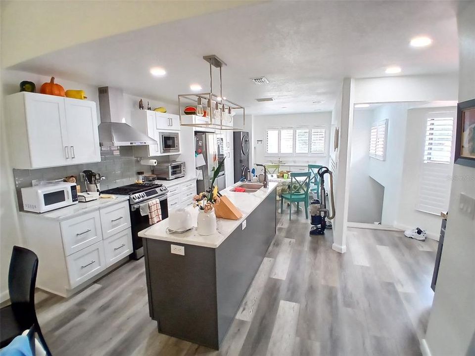 For Sale: $325,000 (2 beds, 2 baths, 1078 Square Feet)