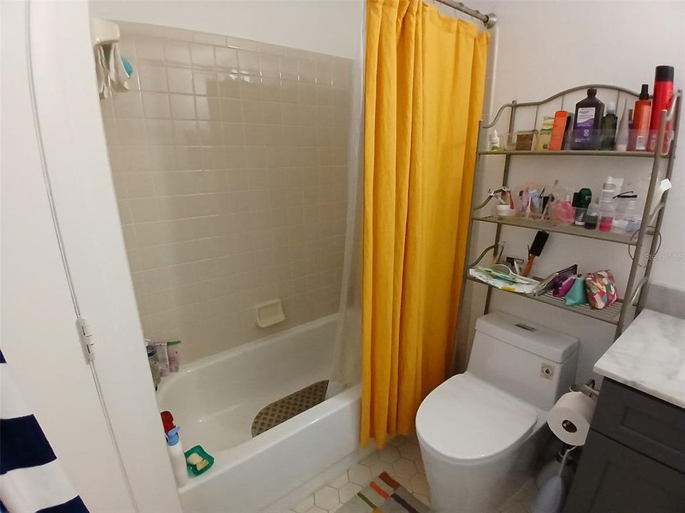 For Sale: $300,000 (2 beds, 2 baths, 1078 Square Feet)