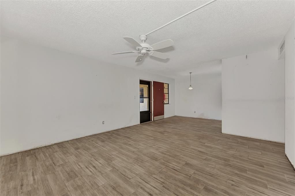 Active With Contract: $139,900 (1 beds, 1 baths, 780 Square Feet)