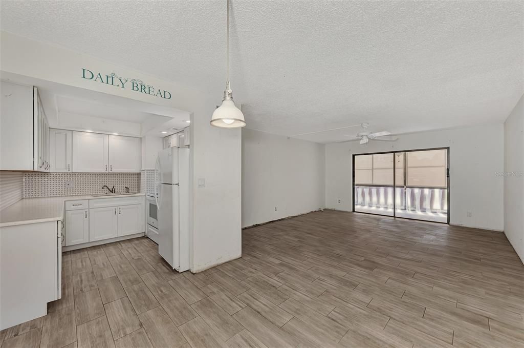 Active With Contract: $139,900 (1 beds, 1 baths, 780 Square Feet)