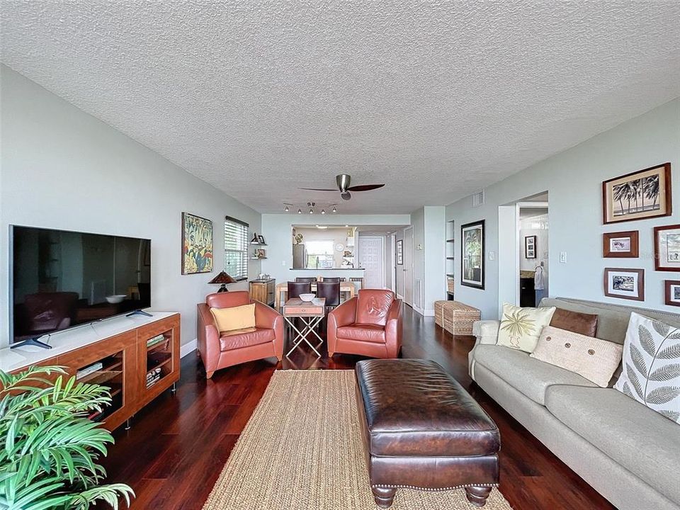 For Sale: $470,000 (2 beds, 2 baths, 1065 Square Feet)