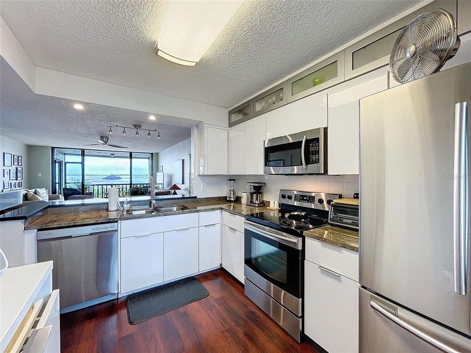 For Sale: $470,000 (2 beds, 2 baths, 1065 Square Feet)