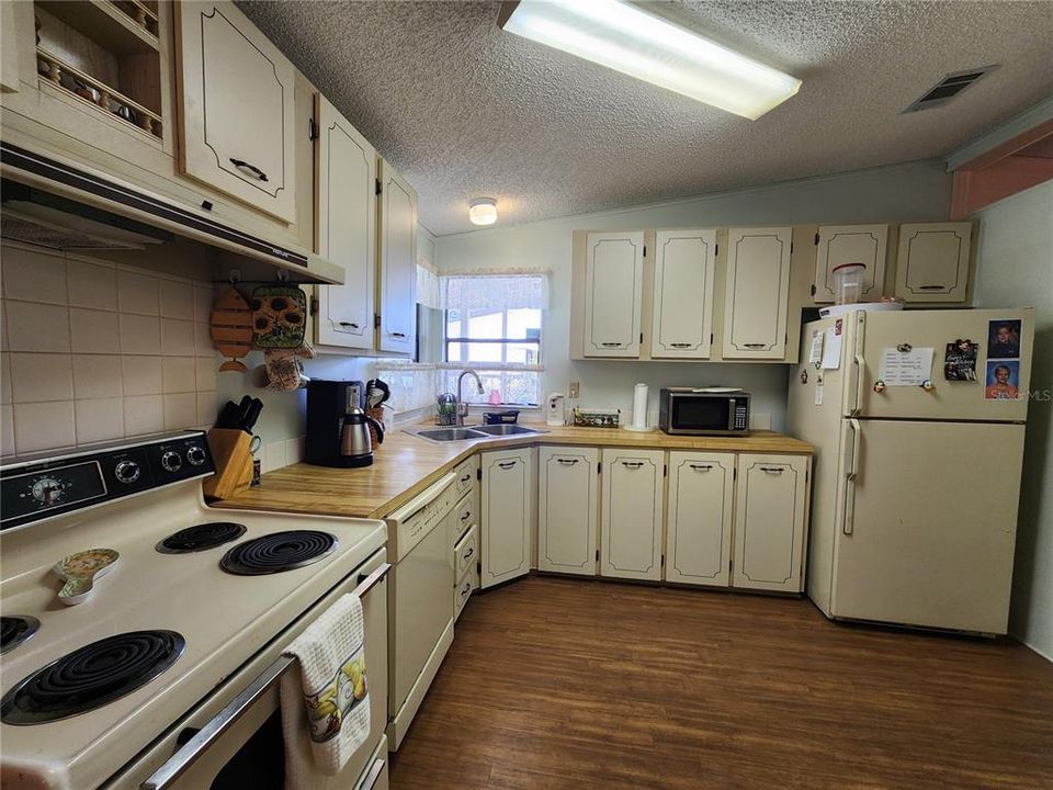For Sale: $91,500 (2 beds, 2 baths, 984 Square Feet)