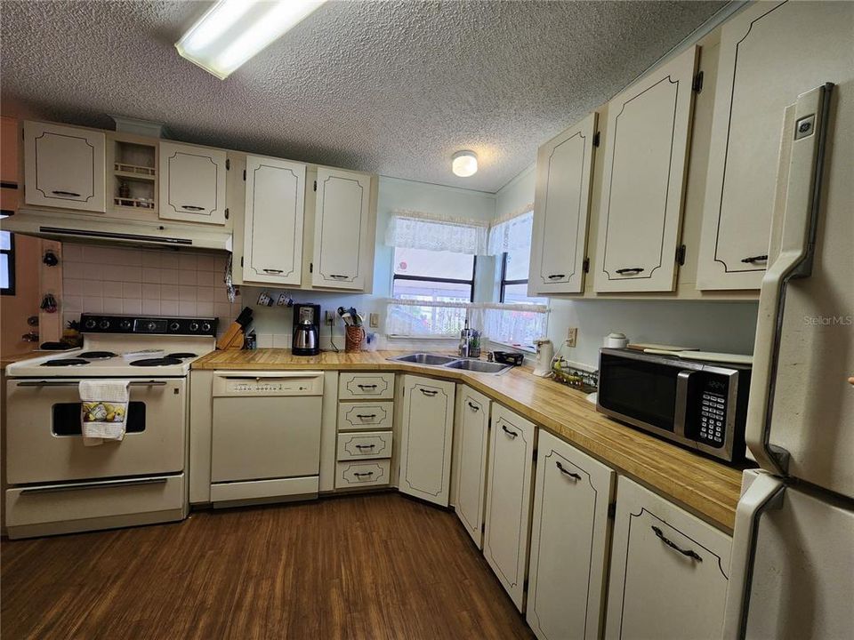 For Sale: $91,500 (2 beds, 2 baths, 984 Square Feet)